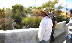 At the Owens River with ecological expert Mike Prather and ALI students (from left) Jean Monestine, Anthony Priest, Andy Fu, and Karim Snoussi. 